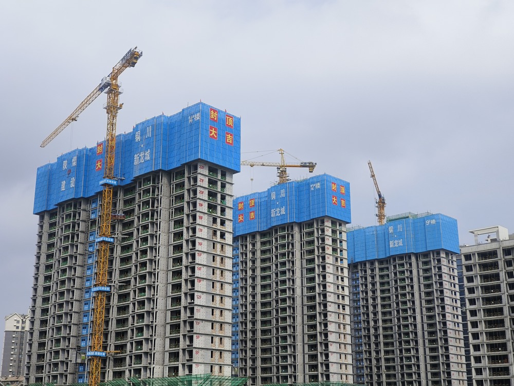 陜煤建設(shè)新龍城一期項(xiàng)目三標(biāo)段剩余工程全部封頂