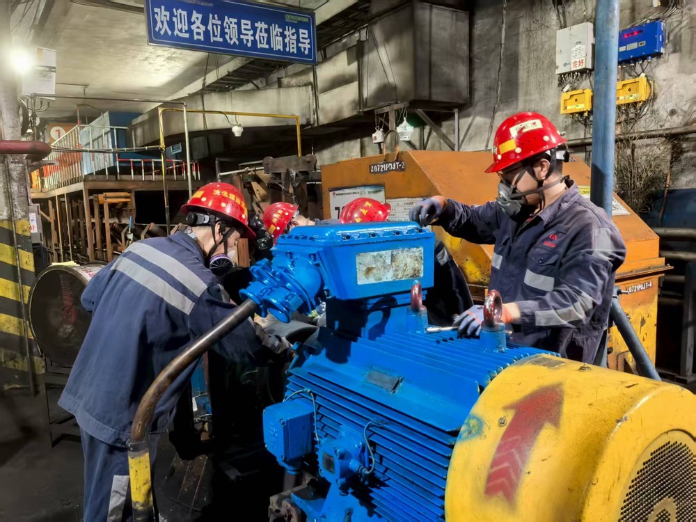 陜煤建設洗選煤運營公司檸條塔運營項目部：汗水浸透工裝色，高溫檢修護生產