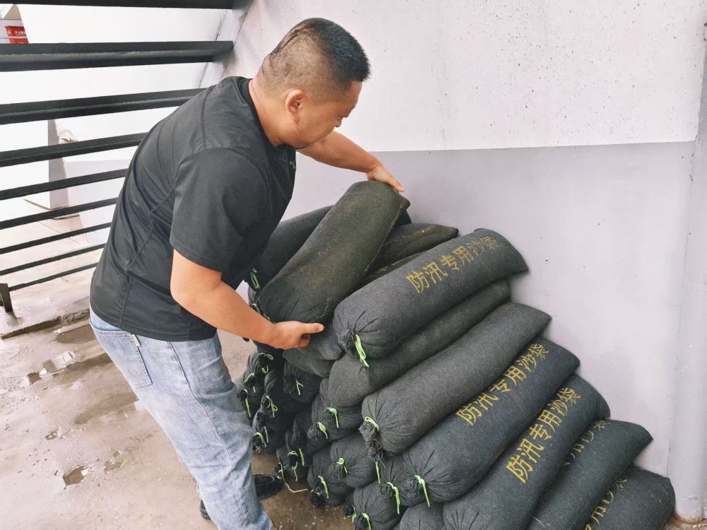 陜煤建設(shè)煤礦運(yùn)營(yíng)服務(wù)分公司：織密安全防護(hù)網(wǎng) 筑牢汛期“后勤堡壘”