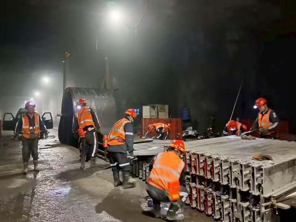 陜煤建設機電安裝公司：紅柳林礦業(yè)主運二部膠帶接頭硫化圓滿完成