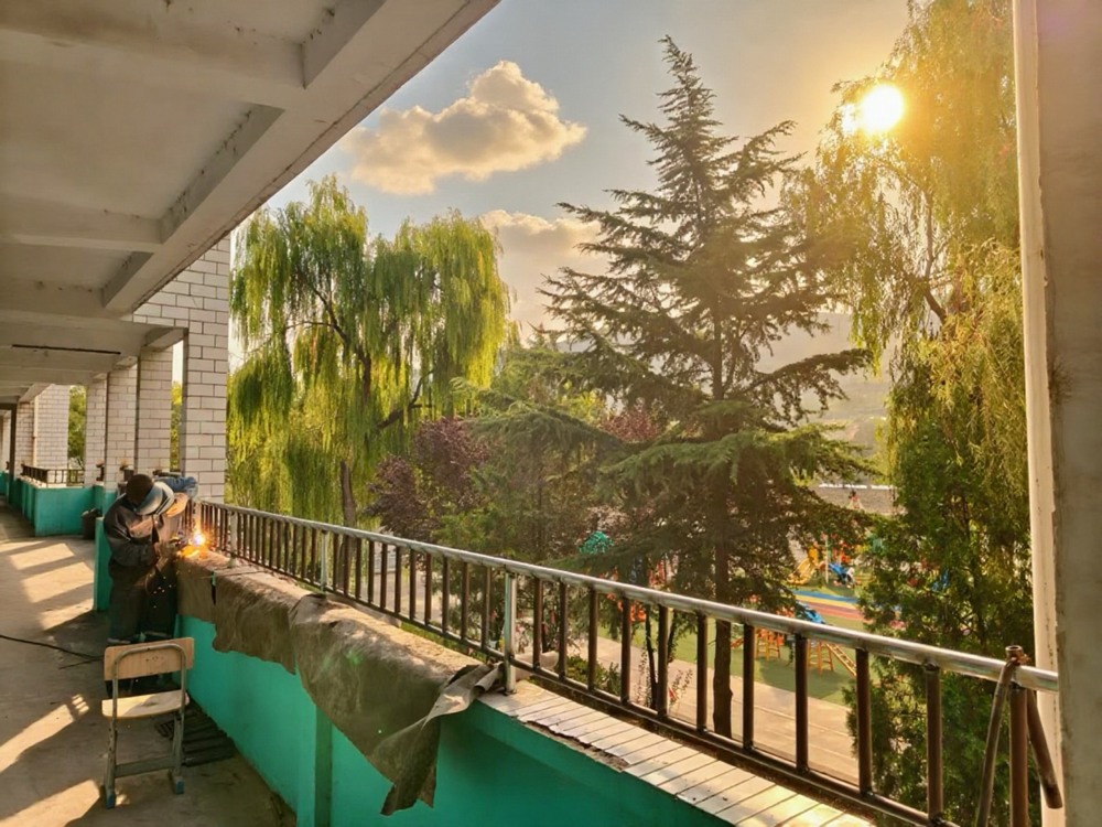 助力地方教育，護航學(xué)子平安——陜煤建設(shè)礦建二公司安裝項目部為卓立小學(xué)教學(xué)樓安裝防護欄桿