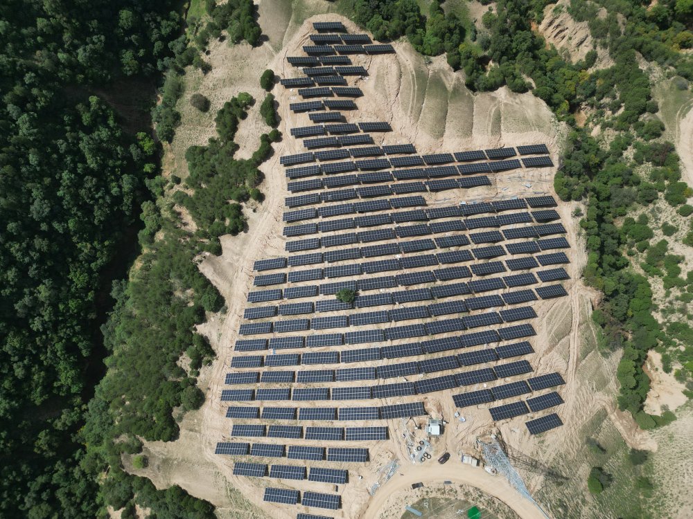 陜煤建設天工公司承建的安塞區(qū)鐮刀灣鎮(zhèn)100MW農(nóng)光互補項目光伏廠區(qū)#2標段順利通過標段完工驗收