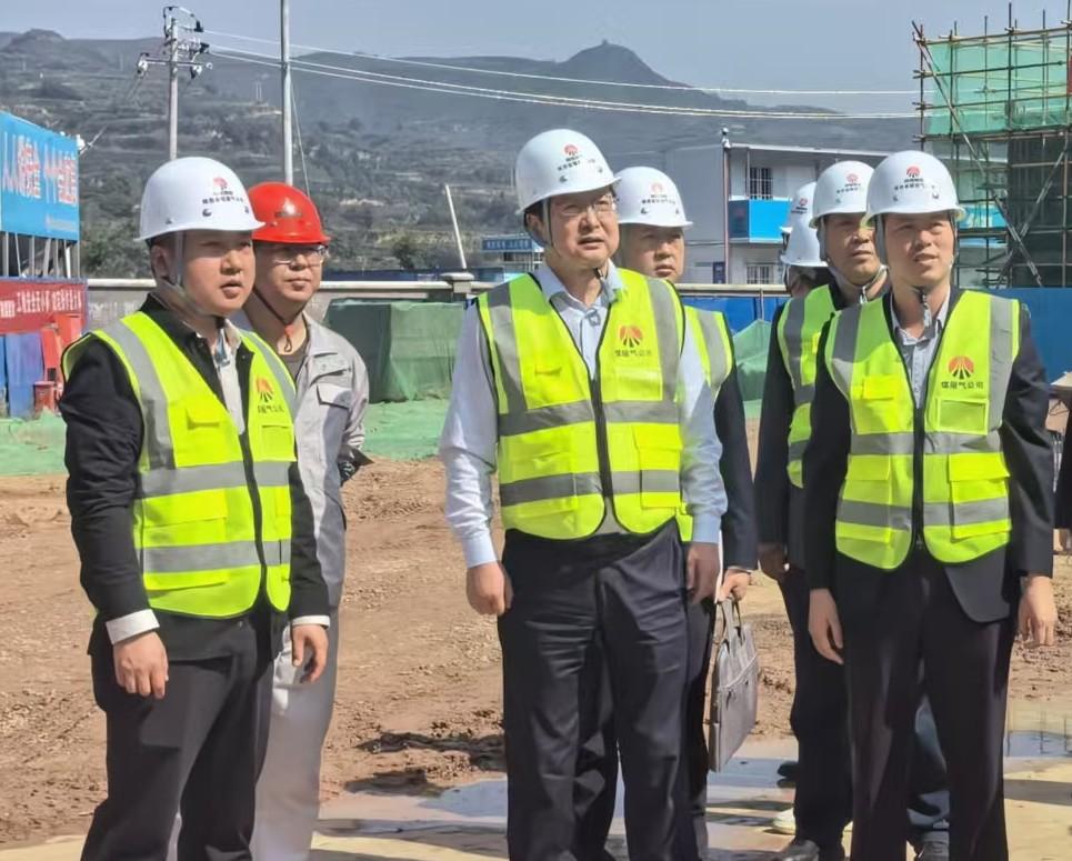 陜西省煤層氣黨委委員、紀(jì)委書記董巨國一行深入天工公司土建第二十一項(xiàng)目部開展節(jié)前檢查指導(dǎo)工作