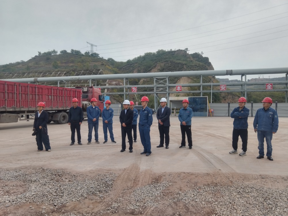 陜煤集團(tuán)府谷能源開發(fā)有限公司黨委書記、 董事長李寧蒞臨陜西新元潔能有限公司電石廠電池儲(chǔ)能調(diào)峰項(xiàng)目檢查指導(dǎo)工作