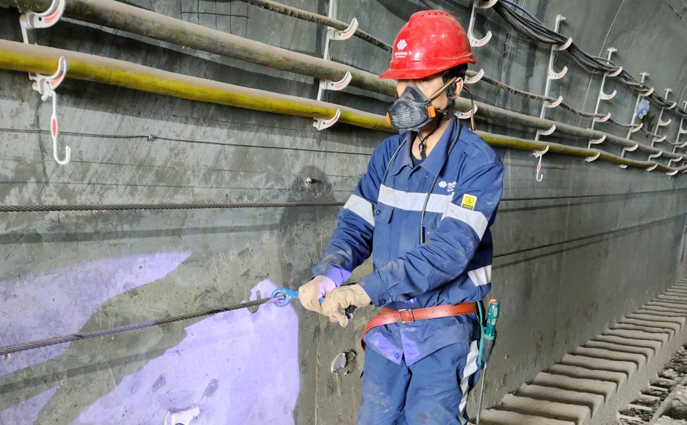 爬坡不用“喘粗氣”！玻璃溝煤礦行人助行裝置投運(yùn)，省力更暖心