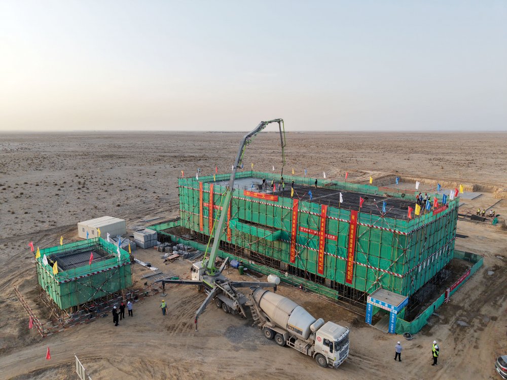 陜煤集團新疆公司兵團第十三師新星市30萬千瓦光伏發(fā)電項目升壓匯集站生產(chǎn)綜合樓、警衛(wèi)傳達室順利封頂