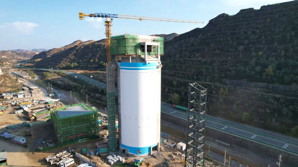 提前2天落位！橫山天云煤礦棧橋鋼支架架起“運(yùn)輸樞紐”，12月投產(chǎn)再添保障