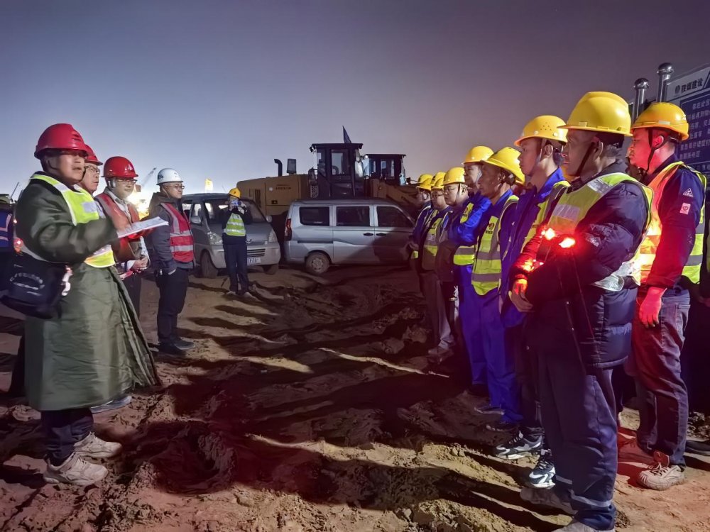 陜煤建設(shè)西北分公司：機(jī)械轟鳴戰(zhàn)夜色 土方作業(yè)質(zhì)量“零折扣”