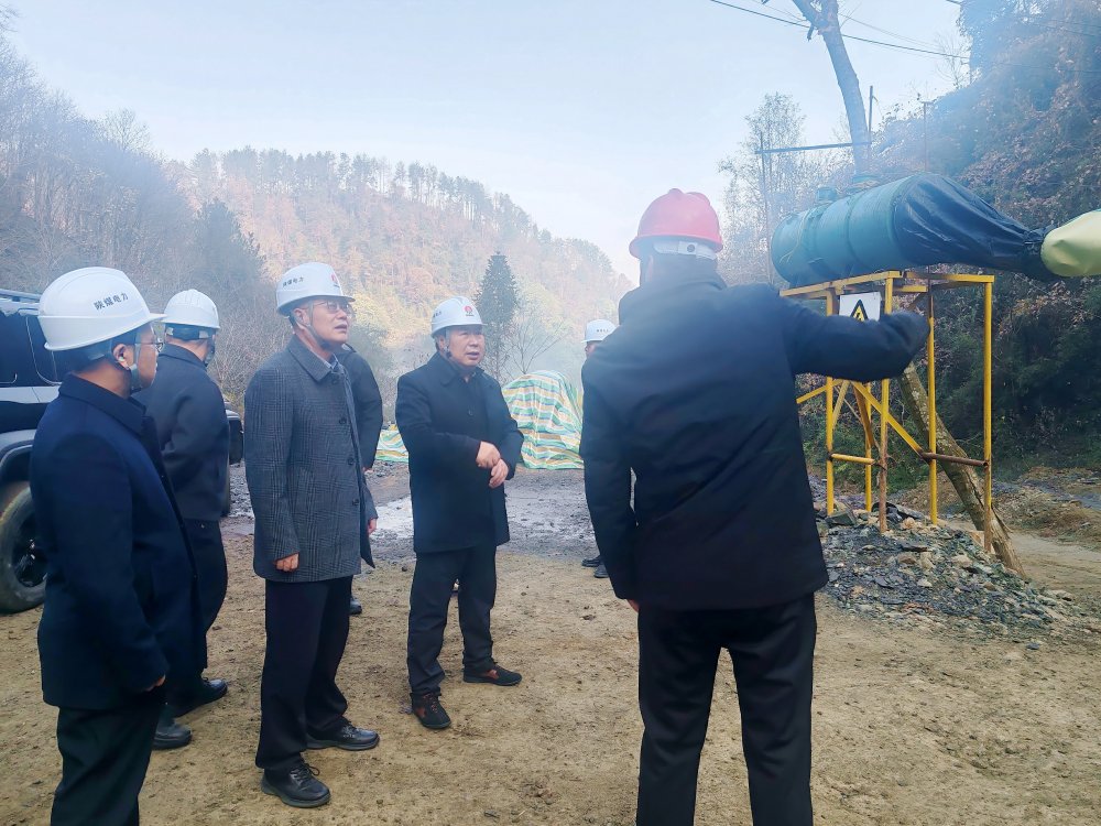 陜煤集團(tuán)總經(jīng)理助理、陜煤電力集團(tuán)黨委書記、董事長(zhǎng)馮平安一行深入西鄉(xiāng)抽蓄電站勘探平硐項(xiàng)目現(xiàn)場(chǎng)檢查指導(dǎo)前期準(zhǔn)備工作