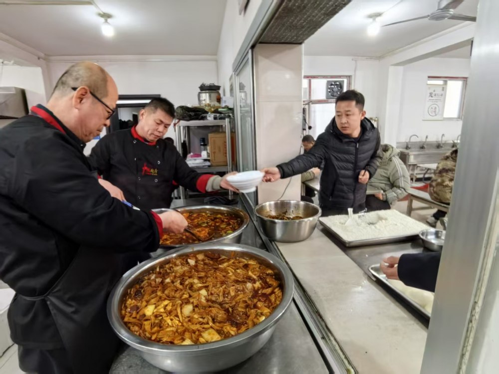 陜煤建設煤礦運營服務分公司：一線寒冬，后勤送暖