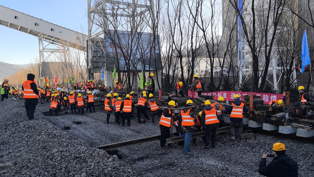 極限挑戰(zhàn)！“天窗”點(diǎn)啃下鐵路道岔施工硬骨頭