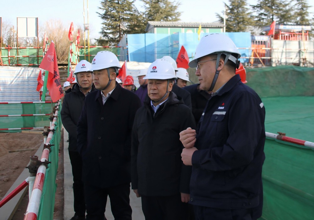 陜煤集團(tuán)工程總監(jiān)、基本建設(shè)管理部總經(jīng)理李仰東深入陜煤建設(shè)承建的銅創(chuàng)能材項(xiàng)目檢查指導(dǎo)工作