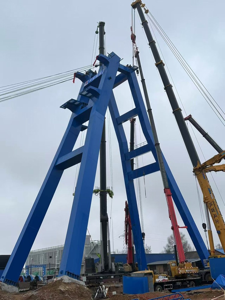 陜煤建設(shè)礦建二公司承建的小莊煤礦義門進(jìn)風(fēng)立井永久井架順利起立就位