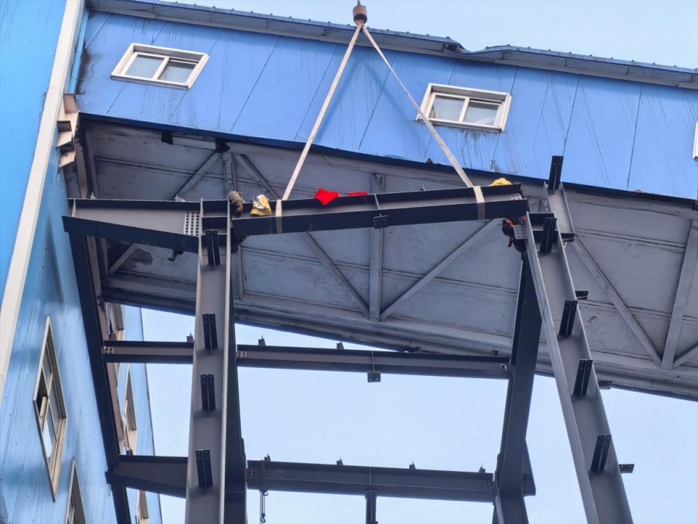 陜煤建設(shè)天工公司土建第二十五項(xiàng)目部韓家灣項(xiàng)目新增主廠房鋼結(jié)構(gòu)順利封頂！