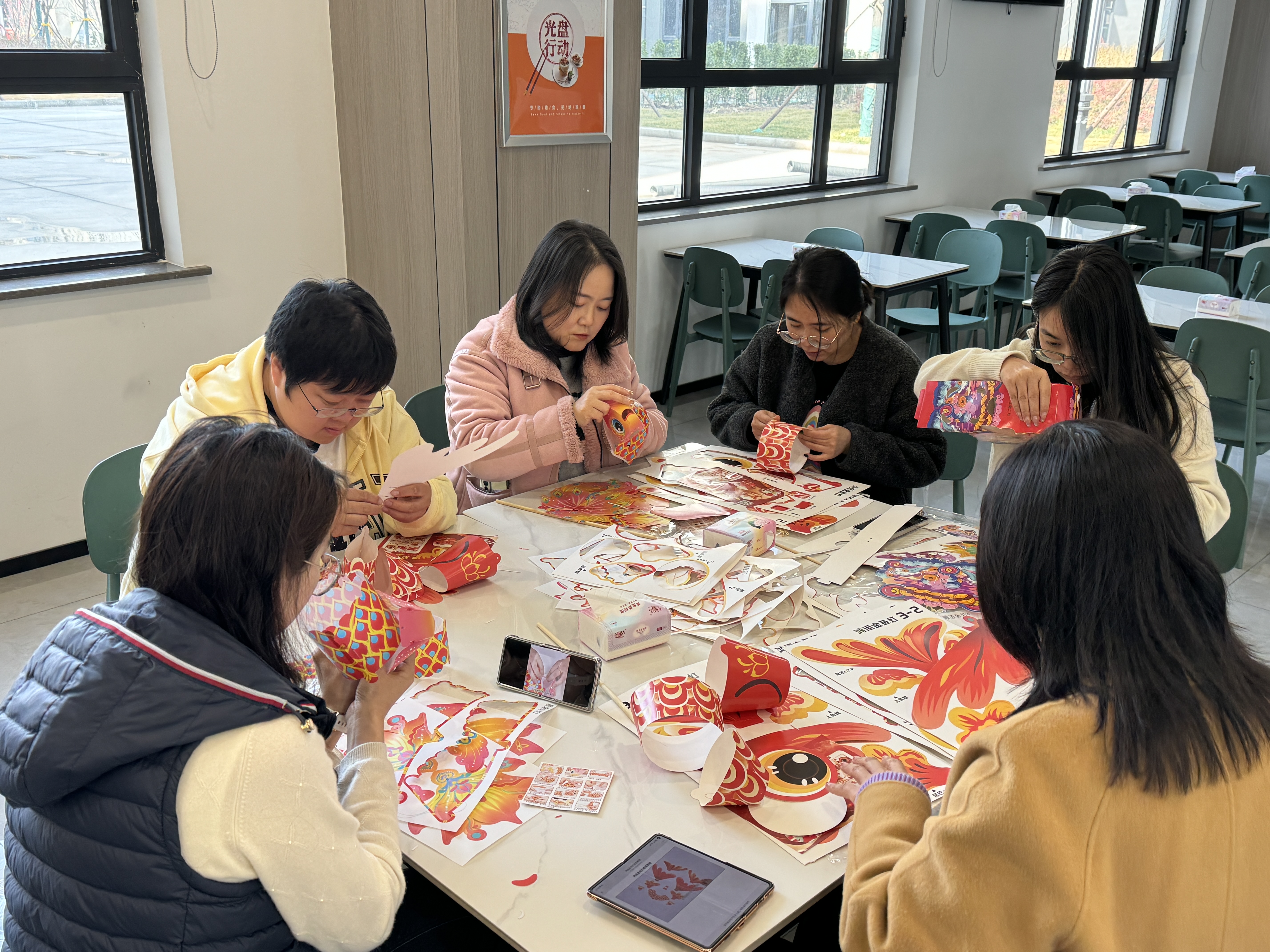 燈籠寄情品元宵 團圓暖意滿天工