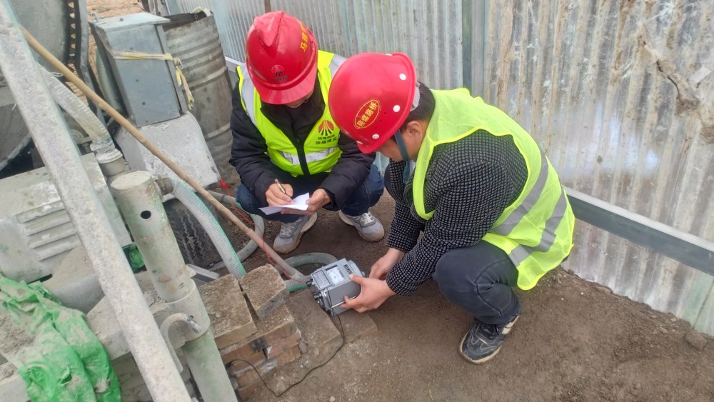 陜煤建設(shè)路橋分公司彬長(zhǎng)項(xiàng)目部開展春季電氣預(yù)防性試驗(yàn)，筑牢安全防線