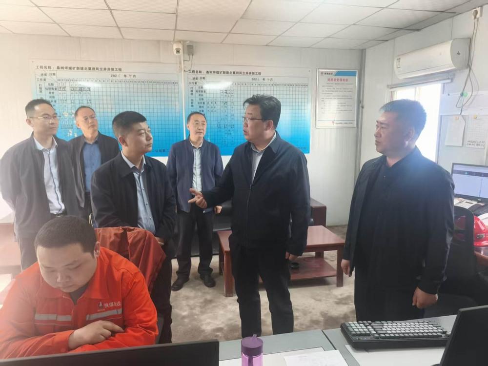 陜煤韓城礦業(yè)有限公司領(lǐng)導(dǎo)出席陜煤建設(shè)礦建二公司第二項目部開展安全生產(chǎn)推進(jìn)會