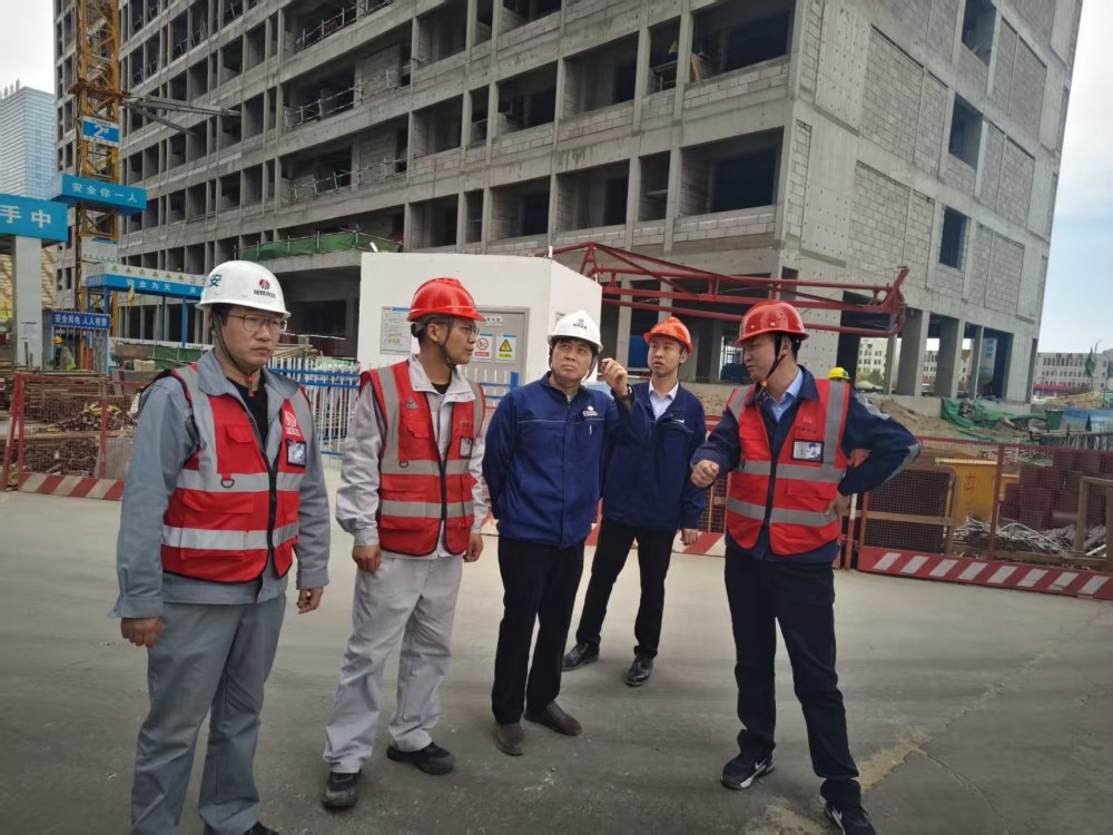 榆林化學(xué)總會計師張建華深入陜煤建設(shè)天工公司基層項目部檢查指導(dǎo)工作