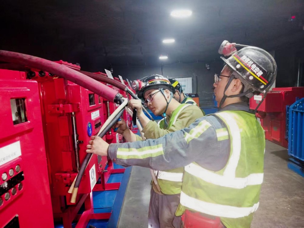 陜煤建設(shè)機電安裝公司趙石畔項目部30103工作面供電電纜敷設(shè)任務(wù)提前告捷